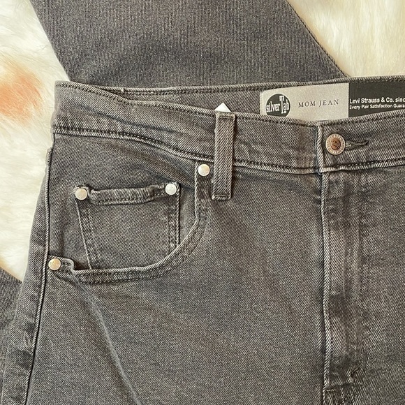 Levi’s Light Black Silver Tab Mom Jeans Size 32 - Picture 4 of 9